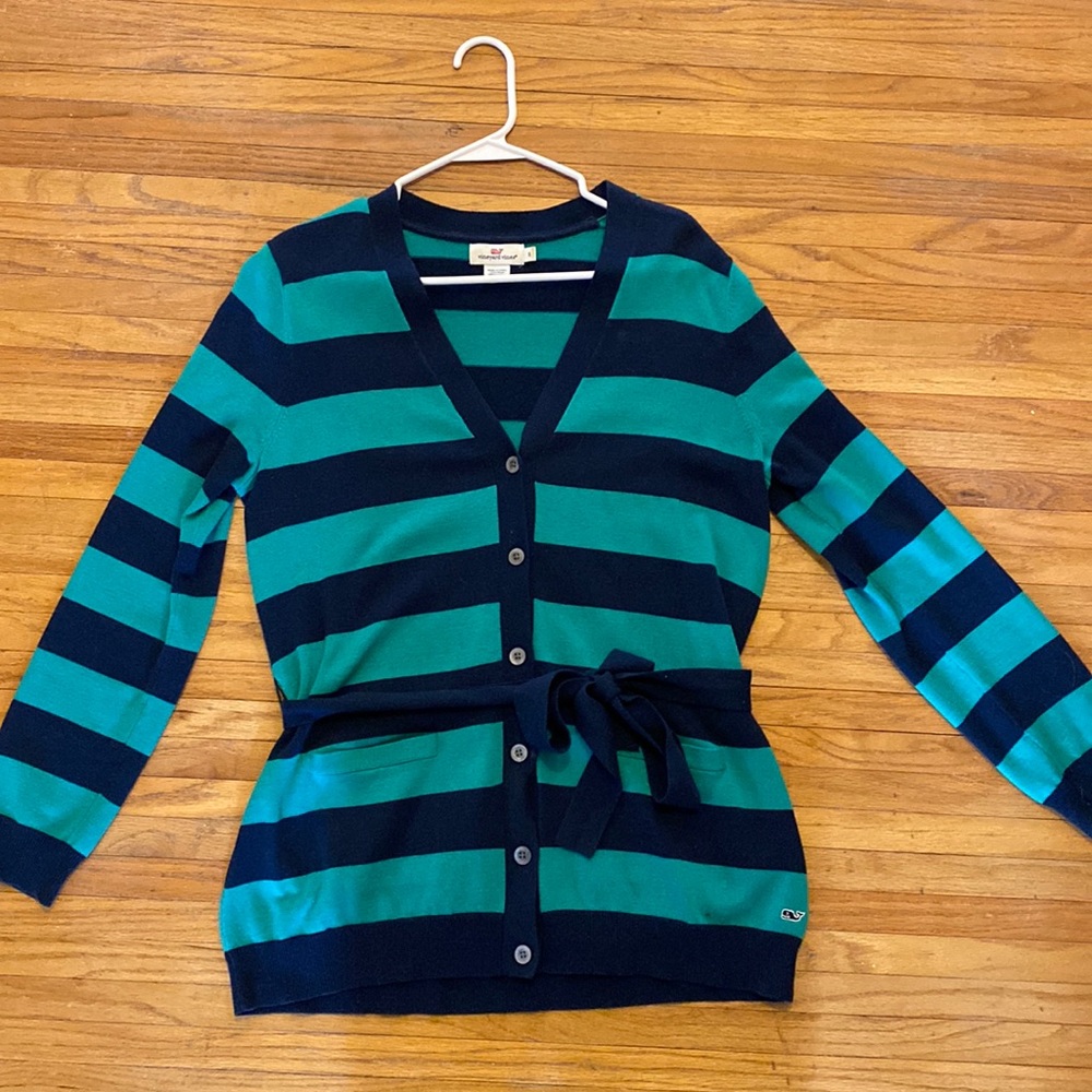 Vineyard vines oversized cardigan. Removable tie.Small front pockets. 26” length